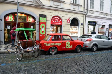  Prag sokaklarında araba Trabant 601.