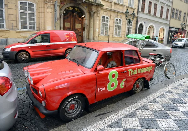 Prag sokaklarında araba Trabant 601. — Stok fotoğraf