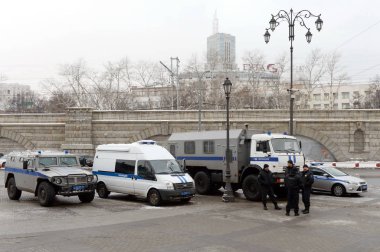  Polis arabaları Moskova'da Kazan istasyonunda.