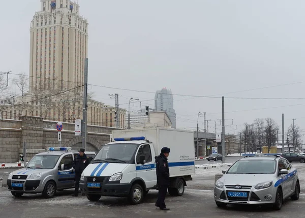 Police cars at the Kazan station in Moscow. — Stock Photo, Image