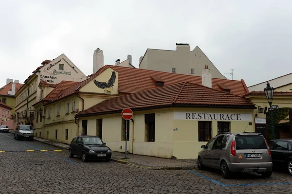Prag är en stad och huvudstad i Tjeckien är en traditionella europeiska kulturella centrum. Na Kampe gatan Kampa island, Mala strana. — Stockfoto