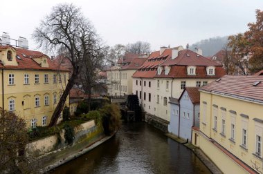  Kampa adasında su değirmeni.