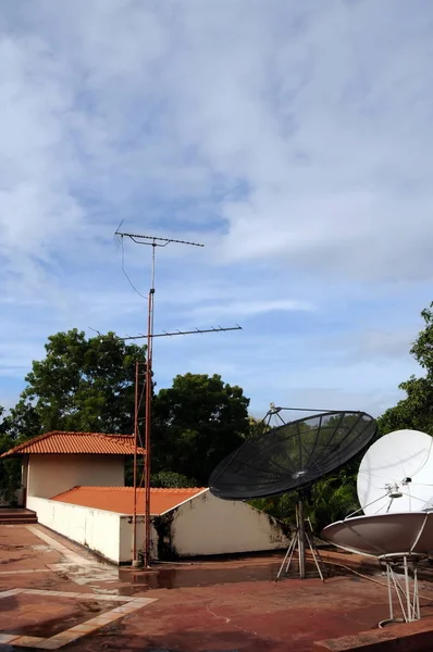 Antenna on the roof of the building on the island. — Stock Photo, Image