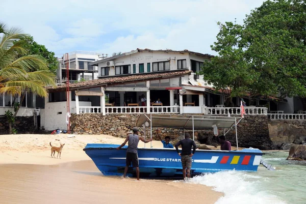 Motor boat to the shore of the island of Sri Lanka. — Stock Photo, Image