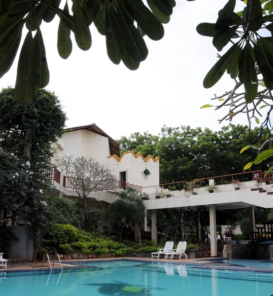 La piscina en el hotel en la isla de Sri Lanka . — Foto de Stock