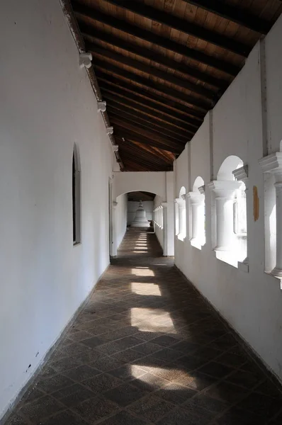 Templo budista en la roca . — Foto de Stock