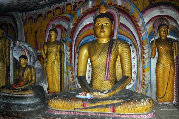 Αγάλματα του Βούδα στον ναό σπηλιά Νταμπούλα. — Φωτογραφία Αρχείου