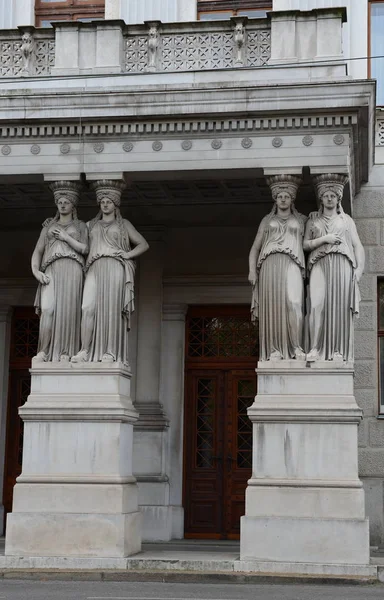 의회 건물에 caryatids. — 스톡 사진