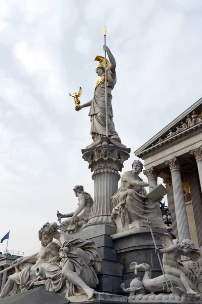 在奥地利议会大厦的帕拉斯雅典娜喷泉雕塑创作 — 图库照片
