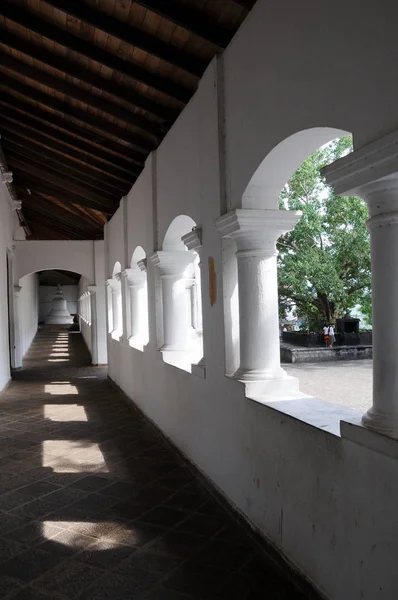 Buddhistischer Tempel im Fels. — Stockfoto