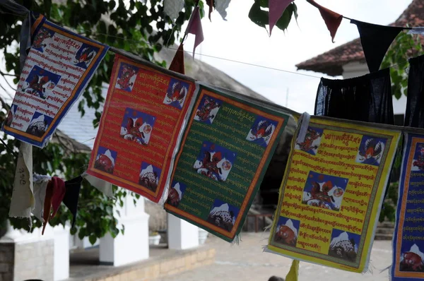 Boeddhistische Gebedsvlaggen bij de grot-tempel in Dambulla. — Stockfoto