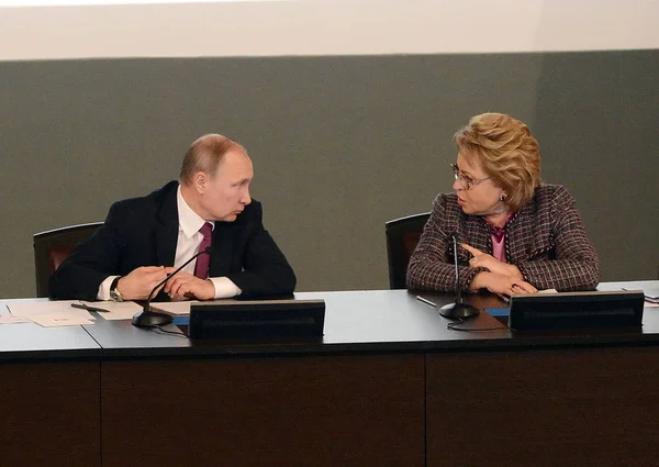 El presidente ruso Vladimir Putin y la presidenta del Consejo de la Federación de la Asamblea Federal de la Federación Rusa Valentina Matvienko . —  Fotos de Stock