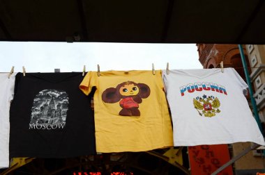  Moskova'da bit pazarında t-shirt satış.