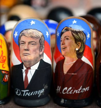  Görüntü ve ABD Donald trump 45 başkanı ve Hillary Clinton Matryoshka bebeklerle Moskova'da Hatıra Eşyası tezgahın üzerine.