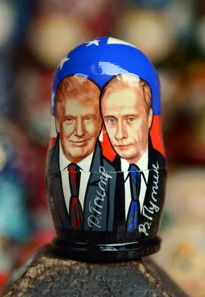 Matrioska representando o presidente russo Vladimir Putin e o quadragésimo quinto presidente dos EUA de Donald trunfo no balcão de lembranças em Moscou . — Fotografia de Stock