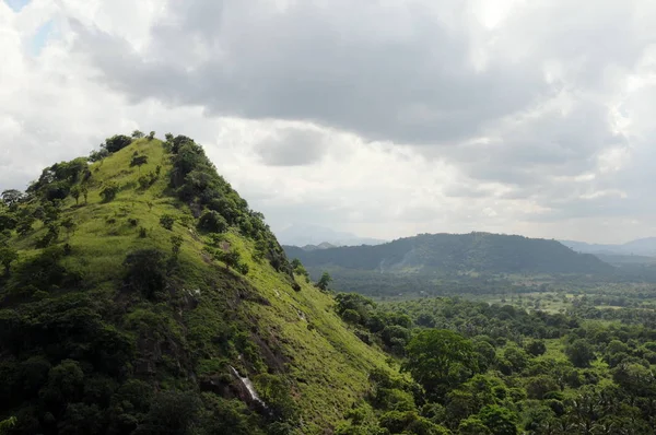 Paisaje de montaña del famoso templo de la cueva de Dambulla . — Foto de Stock