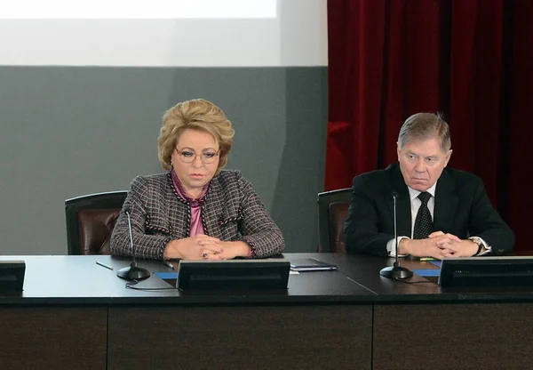 Voorzitter van de Raad van de Federatie van de Bondsvergadering Valentina Matvienko en de Voorzitter van het Hooggerechtshof van de Russische Federatie Vjatsjeslav Lebedev. — Stockfoto