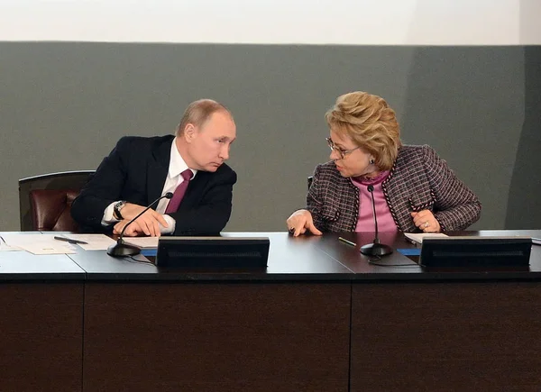 O presidente russo Vladimir Putin e o presidente do Conselho da Federação da Assembleia Federal da Federação russa Valentina Matvienko . — Fotografia de Stock