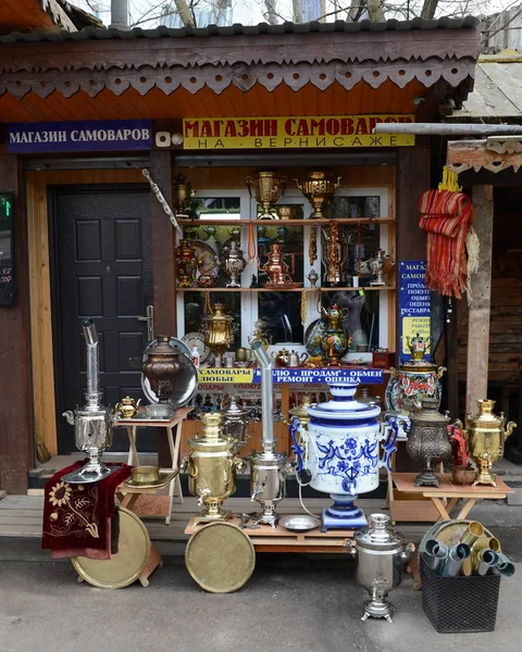 Shop samovar on the opening day in Izmailovo Kremlin. — Stock Photo, Image
