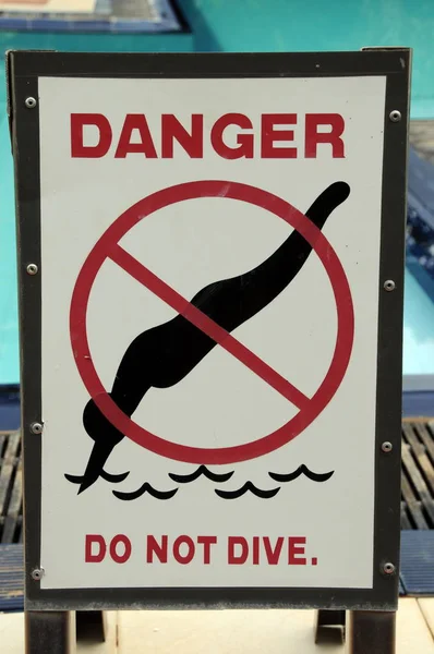 Letrero prohibiendo el buceo en la piscina . — Foto de Stock