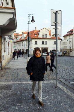  Prag sokaklarında bilinmeyen kadın.