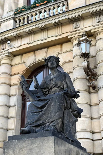 La escultura en la entrada de la sala de conciertos de la Filarmónica Checa en el Rudolfinum en Praga . —  Fotos de Stock