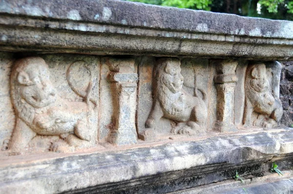 Oude beelden in het Koninklijke Paleis van koning Parakramabahu in de werelderfgoedstad Polonnaruwa.The Polonnaruwa - middeleeuwse hoofdstad van Sri Lanka. — Stockfoto