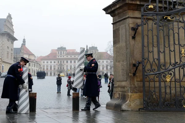 Stráže stráže prezidentského paláce nastavit plot. — Stock fotografie