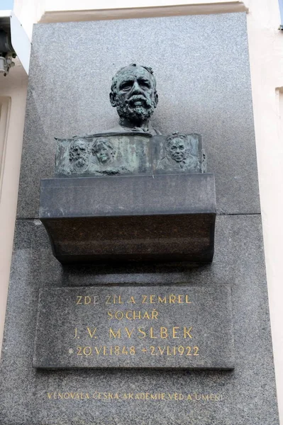Pamětní deska na budově vclav český sochař Josef Myslbek. — Stock fotografie