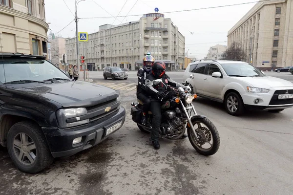 Мотоциклист на Смоленской площади Москвы . — стоковое фото