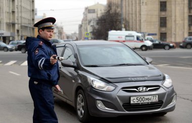  Trafik polisi Müfettiş arabayı durdurur.