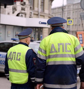  Şehir merkezinde trafik polis hizmetleri çalışanları.