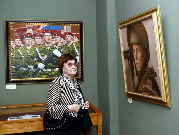 Viewers at the exhibition in Moscow state school of watercolour of Sergei Andriyaka in Gorokhovsky lane. — Stock Photo, Image