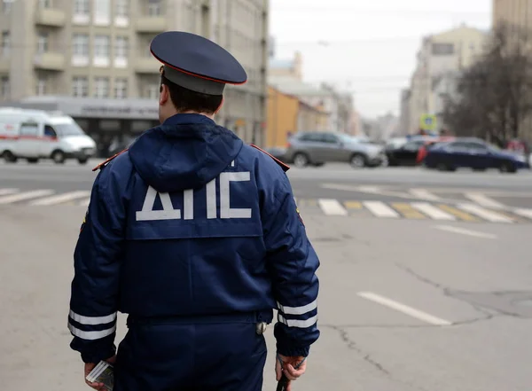 O inspetor de serviços de polícia de tráfego no centro de Moscou . — Fotografia de Stock