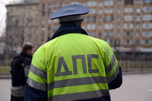 El inspector de los servicios de policía de tráfico en el centro de Moscú . — Foto de Stock