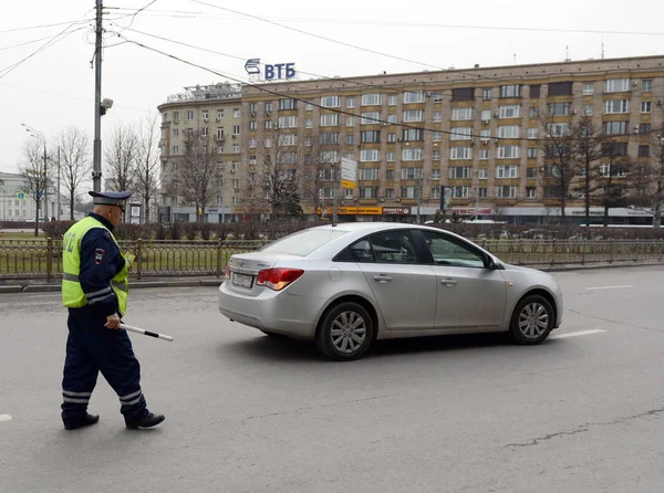 The inspector of traffic police stops the car — Stock Photo, Image