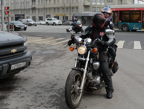 Motocyklista na Smolensk náměstí v Moskvě. — Stock fotografie