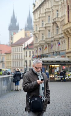  Eski Prag meydanında bilinmeyen bir adam.