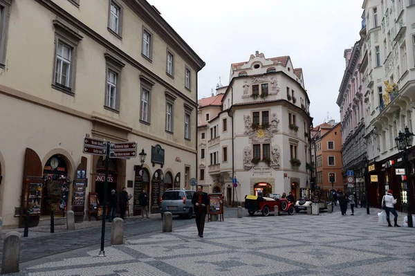 Prague est une ville et la capitale de la République tchèque est un centre culturel européen traditionnel. . — Photo