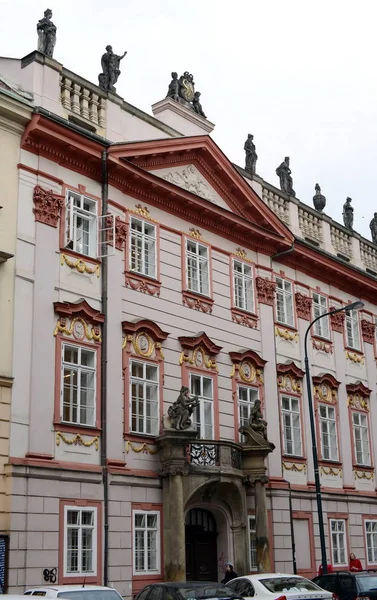 Praga es una ciudad y la capital de la República Checa es un centro cultural tradicional europeo.Vistas de la ciudad . — Foto de Stock