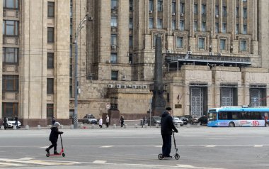  Moskova'da Smolensk meydanında scooter üzerinde adam.