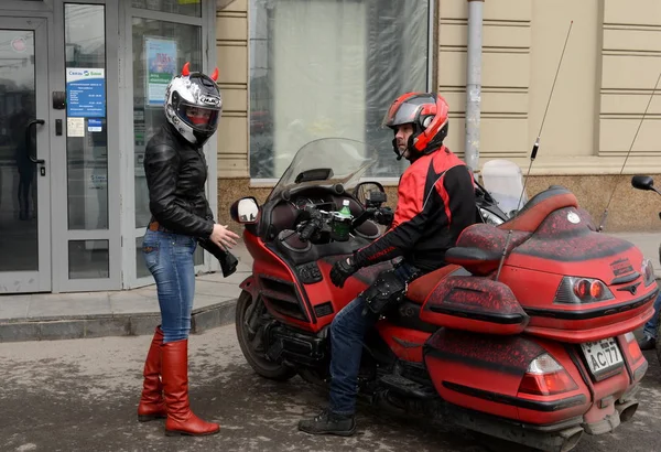 Motorcyklister på gatorna i Moskva. — Stockfoto