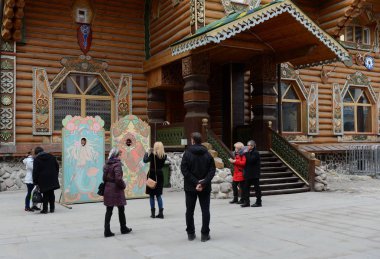  Turistler Izmailovo Kremlin Moskova'da açılış günü.