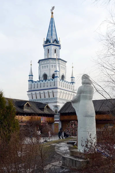白色的石头克里姆林宫塔在 Izmailovo 克里姆林宫. — 图库照片