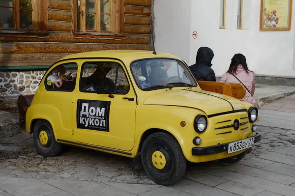 Auto dal Museo "La casa delle bambole giocattoli abbandonati e dimenticati" a Izmailovo Cremlino — Foto Stock