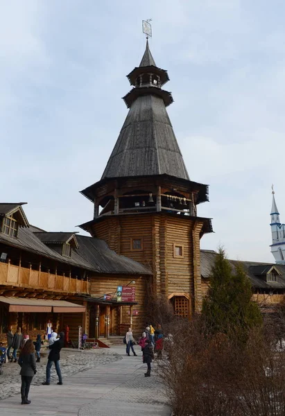 Wooden tower in the entertainment center "Kremlin in Izmailovo" — Stock Photo, Image