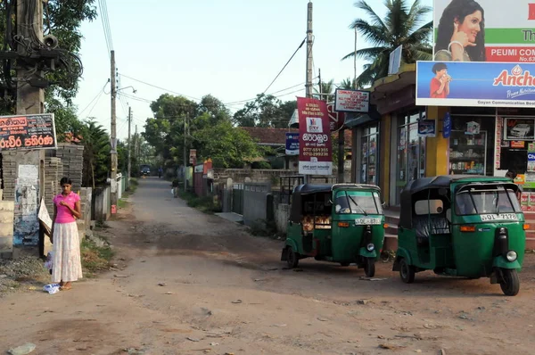 Calle del pueblo en la isla de Sri Lanka . — Foto de Stock