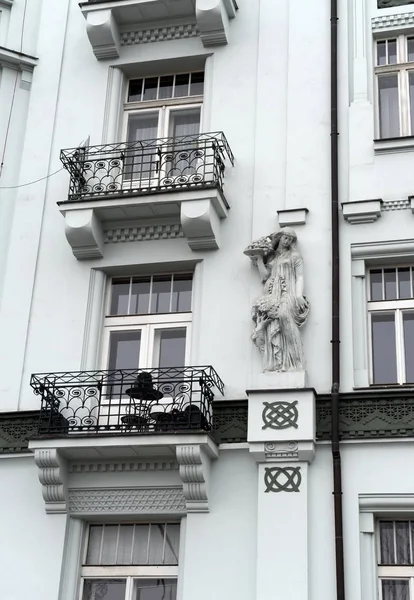 Bela escultura em um edifício antigo em Praga . — Fotografia de Stock