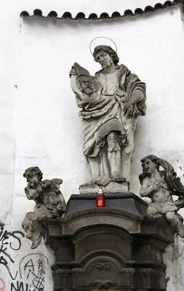 Skulpturen på katedralen i Prag. — Stockfoto