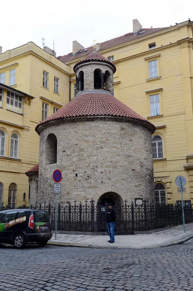 La rotonda románica es uno de los edificios más antiguos de Pragues, comenzando como iglesia parroquial en aproximadamente 1100. Salvado de la demolición y restaurado en 1860 por el colectivo de artistas checos — Foto de Stock
